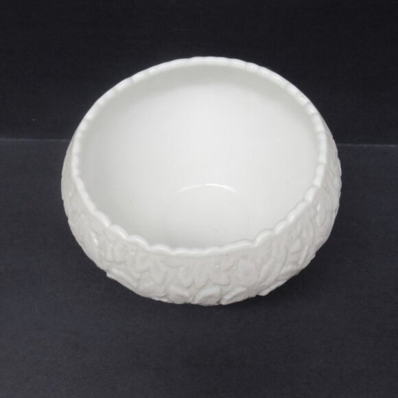 Westmoreland Milk Glass MAPLE LEAF BRAMBLE 8 Inch Footed Cupped Console Bowl - Picture 2 of 4